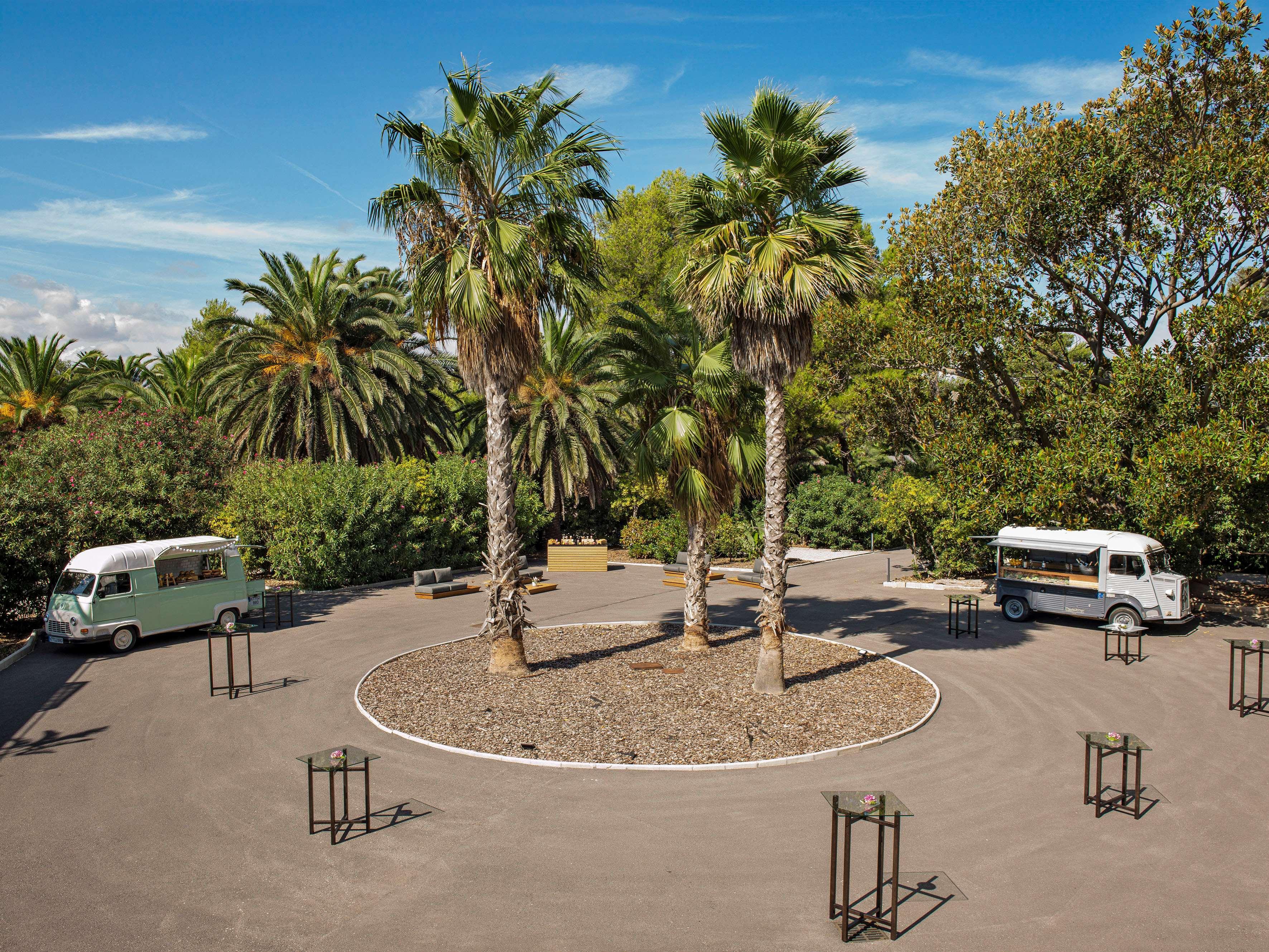 เอ็มอี ซิตเจส เตร์รามาร์ Hotel ซีเจส ภายนอก รูปภาพ The parking lot at the Desert Botanical Gardens