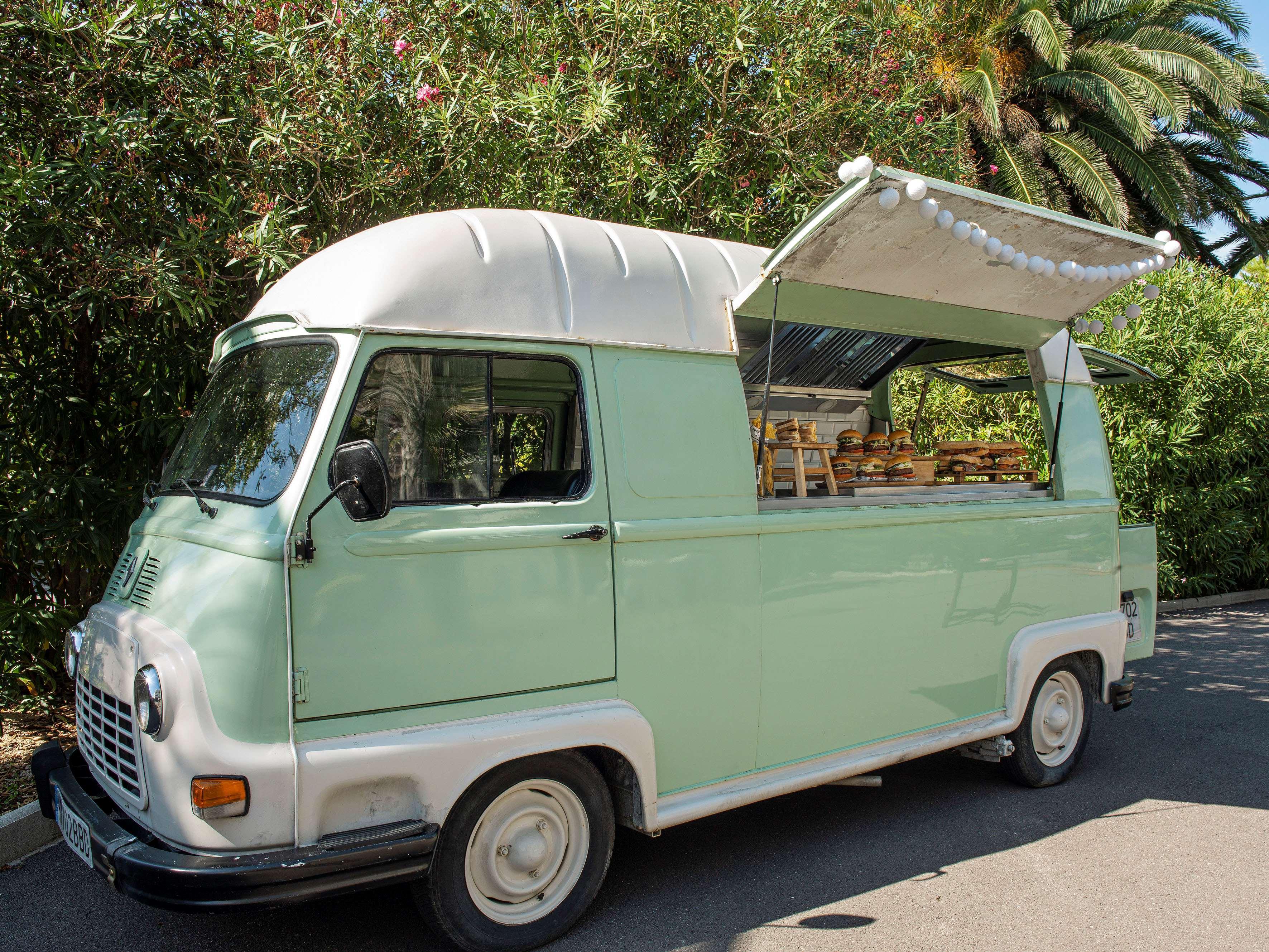 เอ็มอี ซิตเจส เตร์รามาร์ Hotel ซีเจส ภายนอก รูปภาพ A food truck in Palm Springs, California