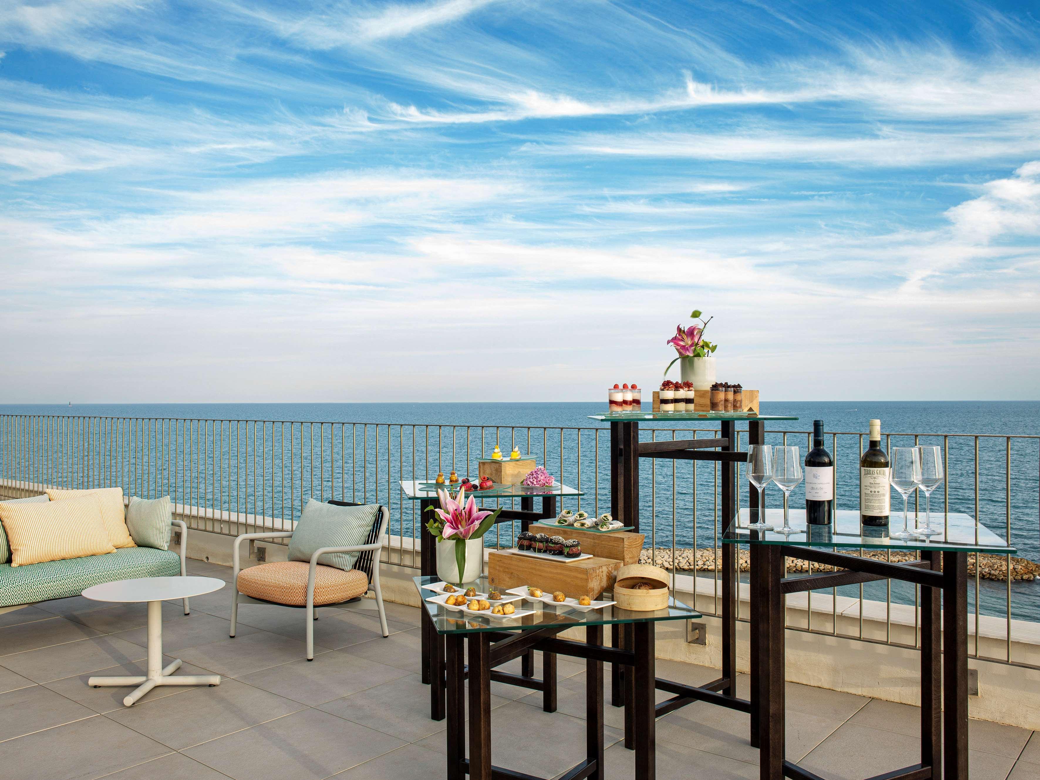 เอ็มอี ซิตเจส เตร์รามาร์ Hotel ซีเจส ภายนอก รูปภาพ The Terrace at the Carlton