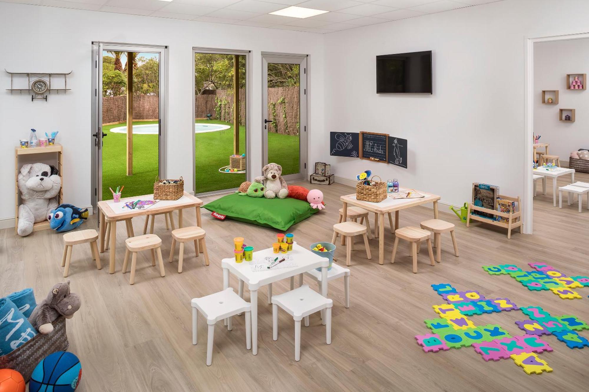 เอ็มอี ซิตเจส เตร์รามาร์ Hotel ซีเจส ภายนอก รูปภาพ A typical nursery classroom
