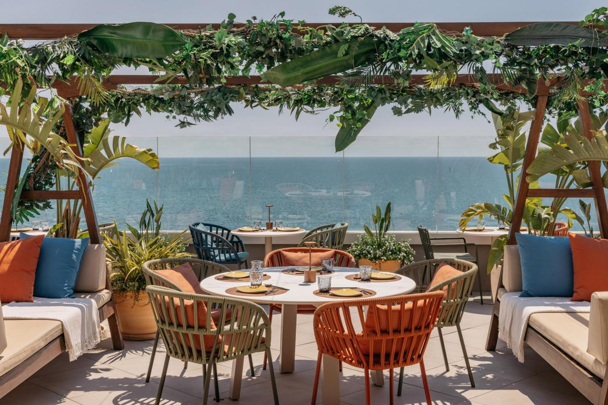 เอ็มอี ซิตเจส เตร์รามาร์ Hotel ซีเจส ภายนอก รูปภาพ The rooftop bar at the hotel